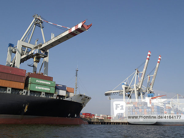 Containerschiff im Hamburger Hafen  Deutschland