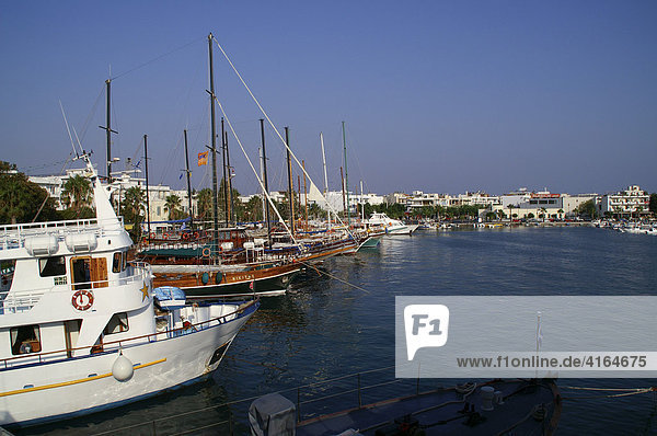 Hafen von Kos Stadt mit Fischer- und Segelbooten  Kos  Dodekanes  Griechenland