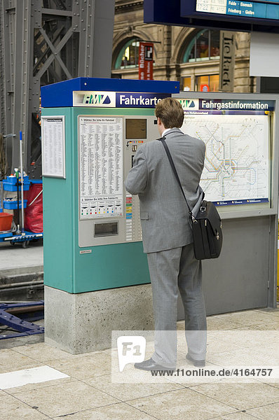 Fahrkahrtenautomat mit Kunde  Hauptbahnhof  Frankfurt  Hessen  Deutschland