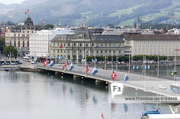 Postgebäude an der Reuss  Luzern  Schweiz