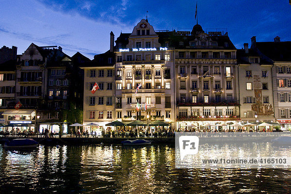 Nachtaufnahme der Altstadt von Luzern mit Vierwaldstätter See  Luzern  Kanton Luzern  Schweiz
