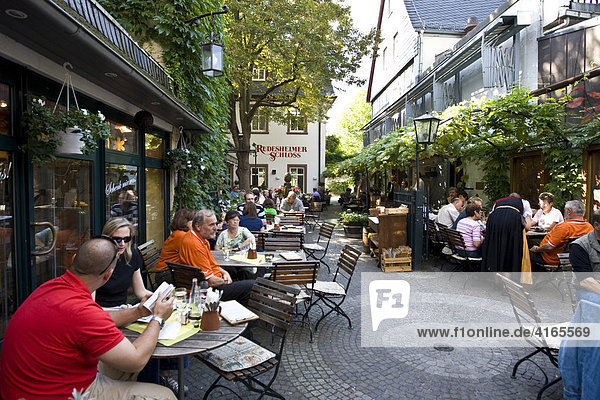 Garden restaurant in Drossel Lane  Ruedesheim at the river Rhine  Hesse  Germany