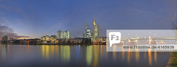 Skyline Frankfurt mit Commerzbank und Untermainbrücke  Frankfurt  Hessen  Deutschland