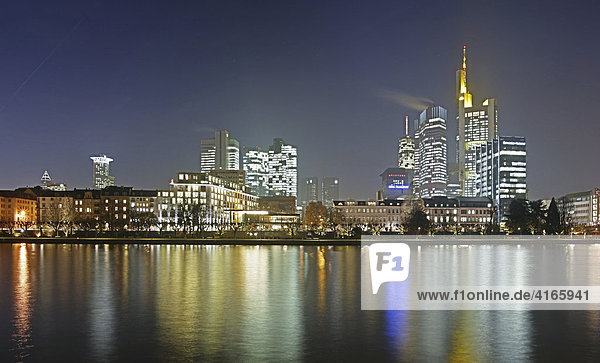 Skyline Frankfurt mit Commerzbank und Untermainbrücke  Frankfurt  Hessen  Deutschland