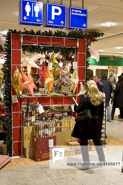 Kundin in einem Einkaufszentrum die Weihnachtseinkäufe tätigt  Neu Isenburg  Hessen  Deutschland