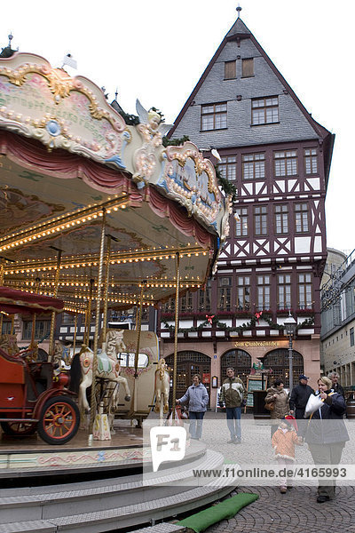 Weihnachtsmarkt mit Karussell auf dem Römer in Frankfurt am Main  Frankfurt  Hessen  Deutschland