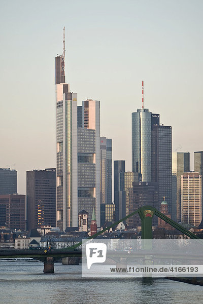 Skyline von Frankfurt am Main aus dem Osten in der Morgensonne mit der Commerzbank und der Helaba  Frankfurt am Main  Hessen  Deutschland