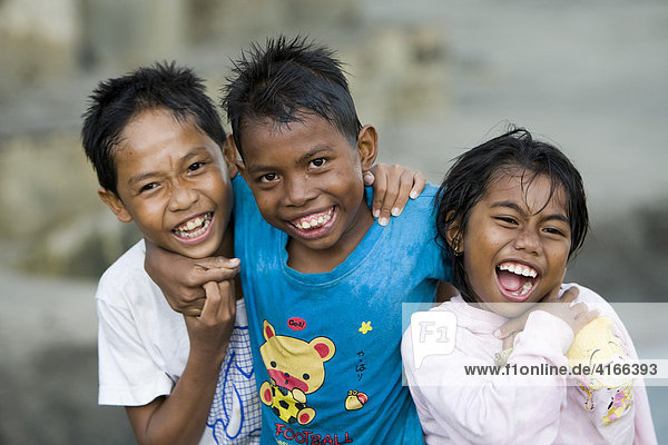Drei lachende Kinder  Insel Lombok  Kleine Sunda-Inseln  Indonesien