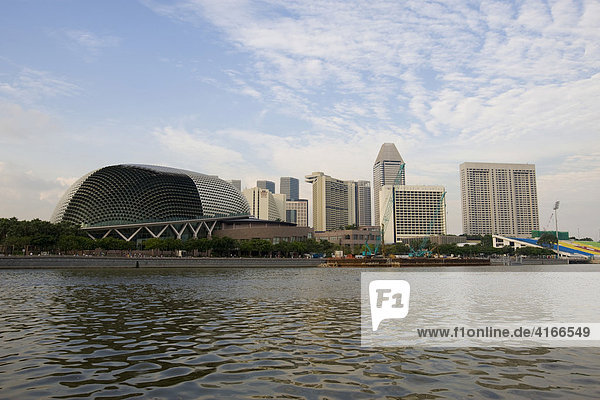 Esplanade-Theater an der Bucht  entworfen vom Briten Michael Wilford  Einheimische nennen ihn the Durian  Marina Bay Singapur  Stadtstaat  Republik Singapur  Südostasien