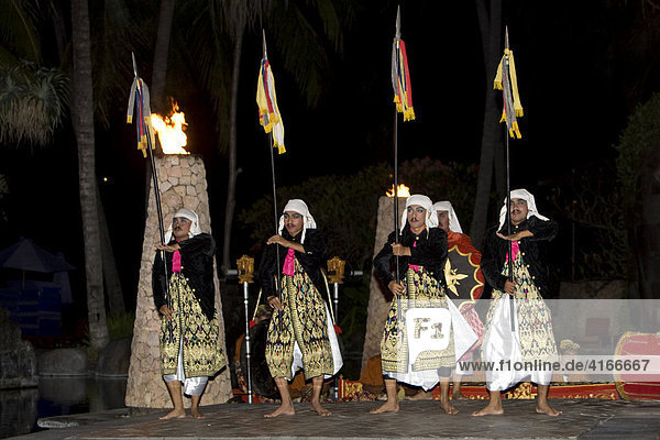 Tänzer aus Bali führen einen Tanz auf der Insel Lombok auf  Kleine Sunda-Inseln  Indonesien  Asien