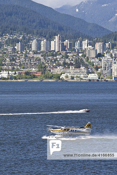Ein Wasserflugzeug von Harbour Air vor dem Start  Vancouver  British Columbia  Kanada  Nordamerika