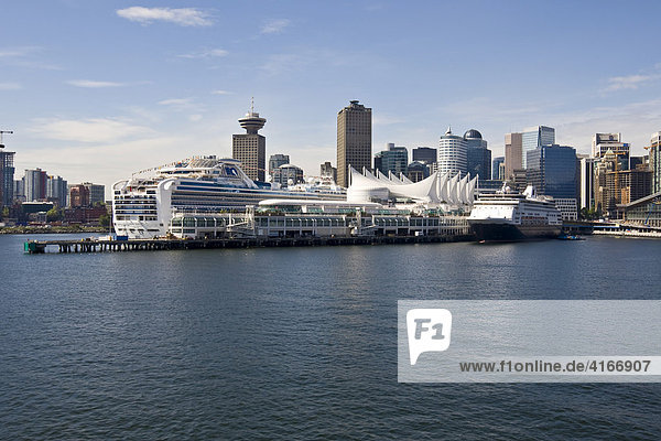 Passagierschiff Diamond Princess liegt vor dem Hotel Pan Pacific  Vancouver  British Columbia  Kanada  Nordamerika