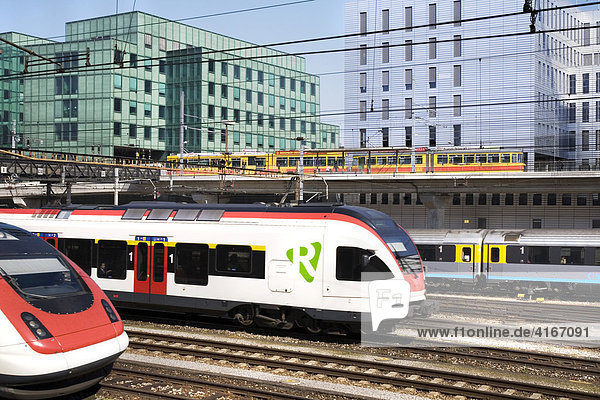 Züge und Öffentlicher Verkehr vor dem Bahnhof in Basel  Schweiz