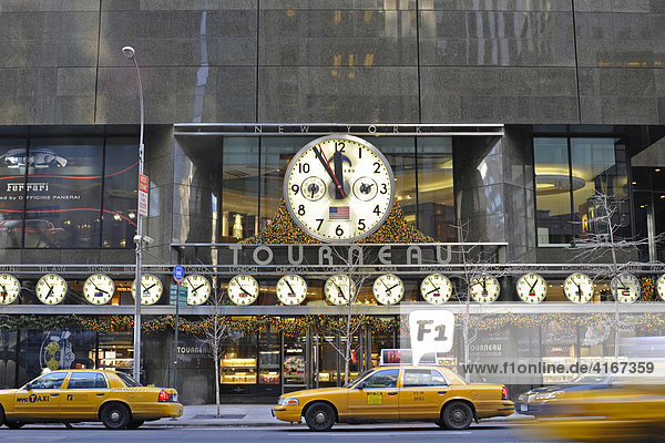 Midtown Manhattan  5th Avenue. Tourneau Uhren Geschäft mit vielen großen Uhren  die die Weltzeiten anzeigen an der Fassade  Ecke 57th Street  New York  USA