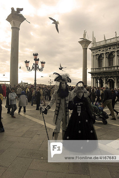 Maskenträger beim Karneval in Venedig  Markusplatz  Venedig  Italien  Europa