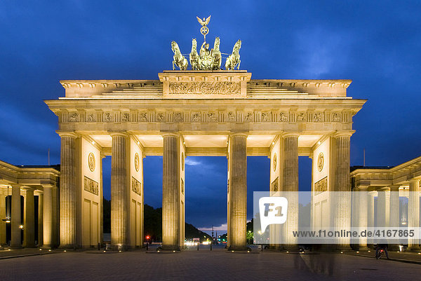 Brandenburger Tor am Abend in Berlin  Deutschland