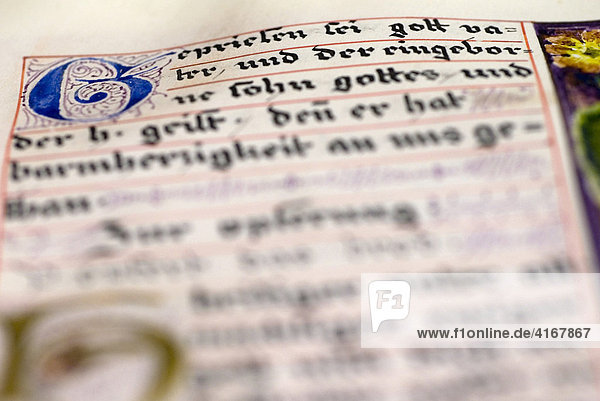Alte Bibelschriften handgeschrieben in einer Klosterbibliothek Deutschland