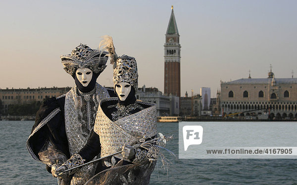Porträt  Karneval in Venedig  Maskenträger Venedig (Venezia)  Venezien  Italien