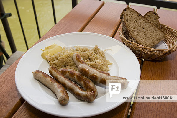 Bratwürste mit Sauerkraut in Restaurant Alte Mühle Würzburg Unterfranken Bayern