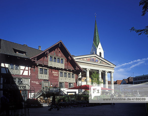 Österreich Vorarlberg Dornbirn Rotes Haus (1639) und Stadtpfarrkirche (1840)