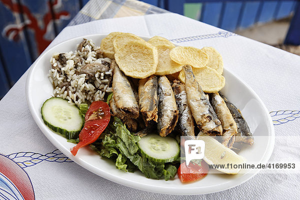 Sardinen mit Reis  Kartoffeln und Salat  Kreta  Griechenland