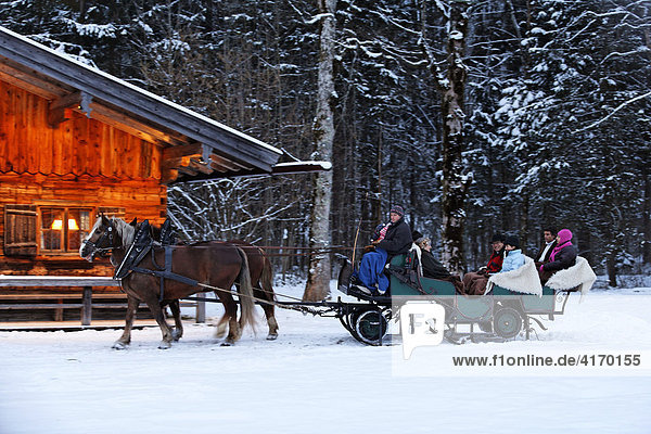 Pferdeschlitten vor Hütte im Tegernseer Tal  Oberbayern