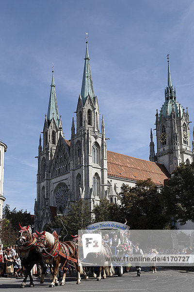 Wiesn-Einzug der Festwirte und Brauereien Käfers Wiesn Schänke Paulskirche Oktoberfest München Bayern