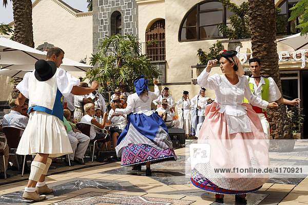 Traditional dancers in costume  Pueblo Canario  Doramas Park  Las Palmas de Gran Canaria  Spain
