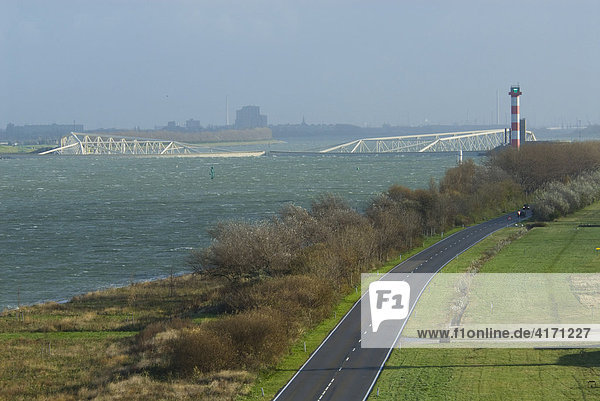 Geschlossenes Sturmflutwehr Maeslantkering zwischen Hoek van Holland und Maassluis  Teil der Deltawerke  Niederlande