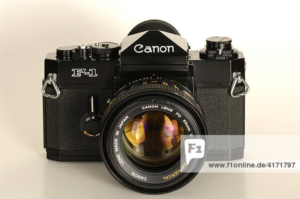 Analoge Spiegelreflexkamera Canon F-1 der 70er Jahre von vorne