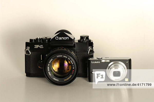 Analoge Spiegelreflexkamera Canon F-1 der 70er Jahre und aktuelle Digitalkamera von vorne