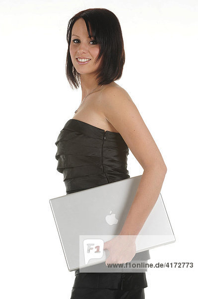 Junge Frau mit Apple Notebook