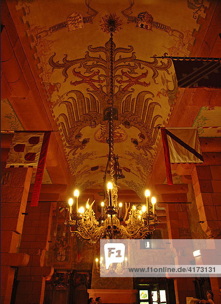Decke des Rittersaales mit Kronleuchter und Fahnen in der Hohkönigsburg  Elsaß  Frankreich  Europa
