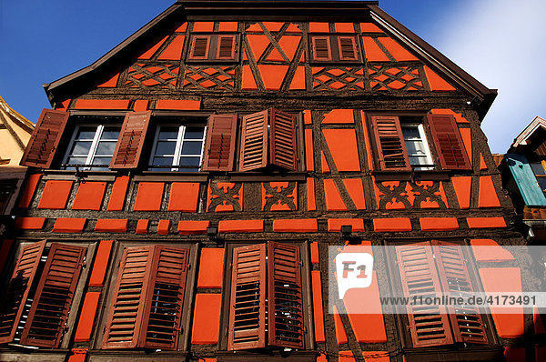 Fassade eines alten Fachwerkhauses mit rotem Putz  Ribeauvillé  Elsaß  Frankreich  Europa