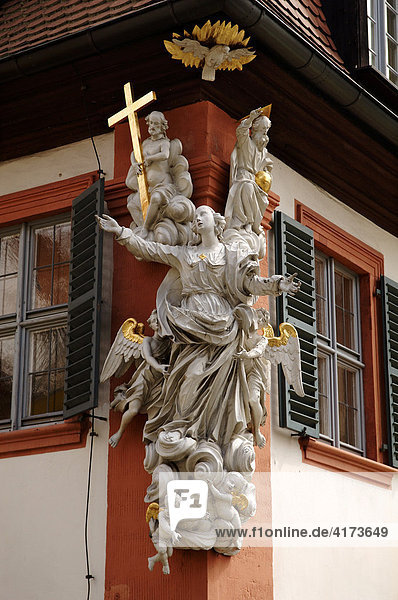 Heiligenfiguren an einem Eckhaus  Bamberg  Oberfranken  Bayern  Deutschland  Europa
