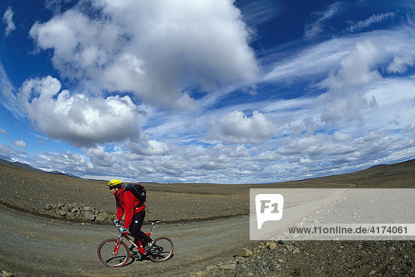 Mountain biking  Hveravellir  Kjoelur piste  Iceland