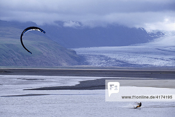 Kitesurfer  Skaftafell  Island