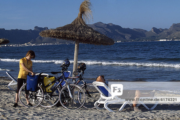 Radfahrer am Strand  Can Picanfort  Bahia de Alcudia  Mallorca  Spanien