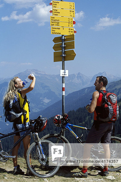 Mountainbiker machen Pause  Arosa  Graubünden  Schweiz