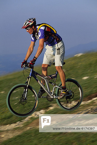 Mountainbiker fährt bergab