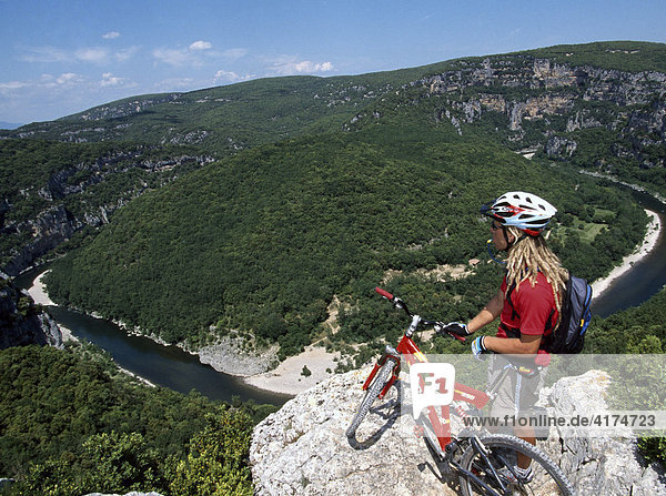 Mountainbiker  Vallon Pont d´Arc  Ardeche  Frankreich