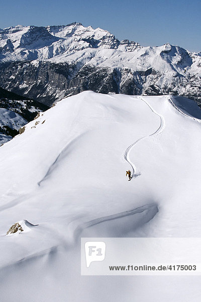 Einsamer Snowboarder snowboardet vom Gipfel abwärts  Arosa  Graubünden  Schweiz