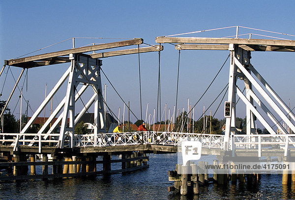 Radfahrer  Holzklappbrücke  Wieck  Greifswald  Ostsee  Mecklenburg-Vorpommern  Deutschland