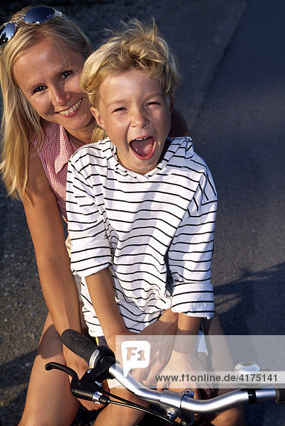 Mutter und Sohn auf Fahrrad