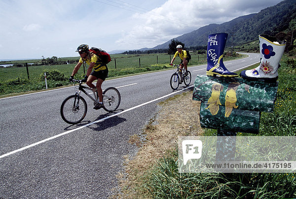 Mountainbiker  Briefkasten  Westport  Südinsel  Neuseeland