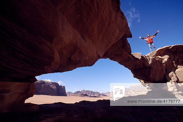 Trekking  Steinbogen  Wadi Rum  Jordanien  Asien