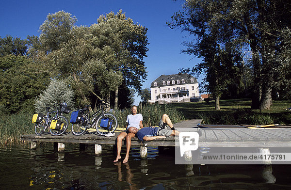 Radfahrer  Schlosshotel Groß Plasten  Mecklenburg-Vorpommern  Deutschland