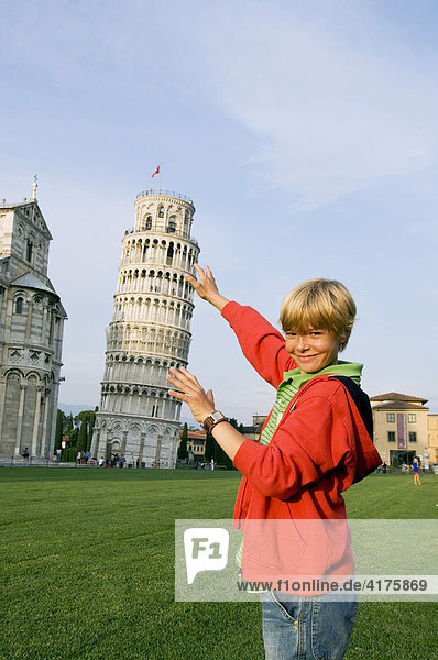 Kind  Schiefer Turm von Pisa  Toskana  Italien