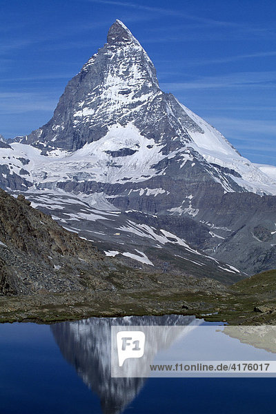 Spiegelung des Matterhorns im Riffelsee  Wallis  Schweiz