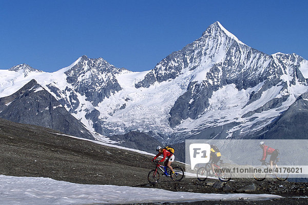 Mountainbiker  Rothorn-Station  Weisshorn  Zermatt  Wallis  Schweiz